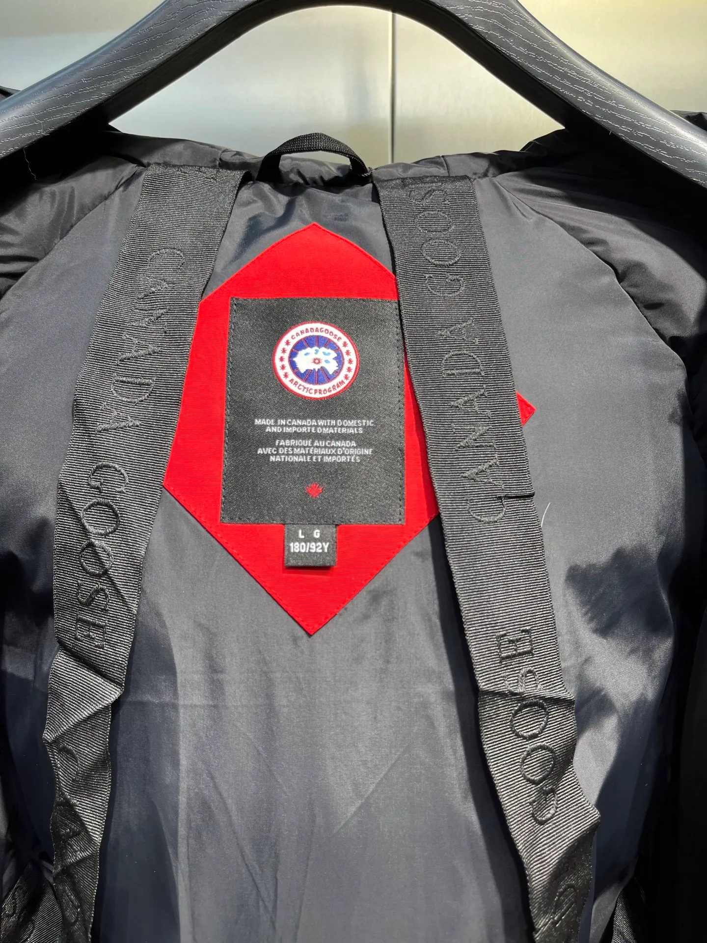 P720 high-end version (new version of Big Goose 01) Canada Goose Canada Goose #Chilliwack 7999M bomber jacket short down jacket/01 model #Men and Women Same Style# ➖ Genuine synchronous anti-counterfeiting chip sensor! ➖ Imported 21S polyester-cotton blended original fabric [last year’s 16S/18S hard fabrics have been completely eliminated, this year all use 21S genuine synchronous fabrics, the soft mid-strap feels delicate and textured], genuine synchronous Feather-Light 10D waterproof coating fabric, made of 84.5 polyester fiber and 15.5 cotton, 100% the best feel in the entire network! ➖ The genuine official website is synchronized with the national standard 80 white duck down, you can check the official website customer service, there will never be a series of misleading claims such as 90 down or goose down! ➖ Using the best nylon lining with double double-layer sealing design, velvet-proof No. 7 needle + grid-filled down ready-made garments, there is 100% no so-called velvet running! ➖ The cuffs are designed with thickened seamless threads, and the collar and pockets are lined with top-quality polar fleece to keep you warm and comfortable! ➖ Yoshida YKK provides original custom-made electroplated sliders. YKK two-way lockable zippers are tight and smooth and will not peel off paint! ➖ 3M composite guarantees that the Velcro is the same as the original, durable, and all accessories and hardware are custom-made! ➖ Imported BEHRINGER embroidery machine to customize the 10,000-needle embroidery logo, 98% of which can be reproduced to restore the original logo. You can check and compare on the official website! ➖ The fur collars are all made of large pieces of Western Canadian blue wolf hide, ensuring that each fur collar is 13-15cm wide!   Size:XS-XXL